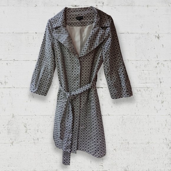 CHAPTER ONE Geometric black and white trench coat - Picture 2 of 8